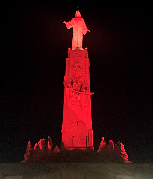 El monumento al Sagrado Corazón del cerro de los Ángeles iluminado de rojo