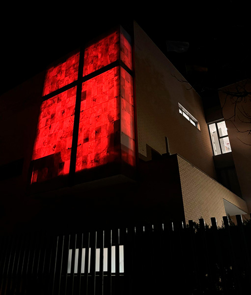 Exterior de la parroquia San Vicente de Paúl iluminada de rojo