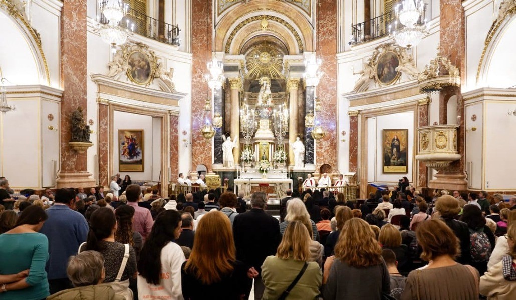 Miles de valencianos se han sumado al rosario en sufragio por las víctimas