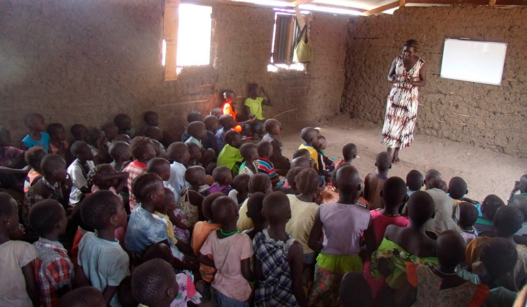 Escuela en el asentamiento de refugiados de Palabek, en Uganda, donde muchas mujeres sursudanesas y sus hijos han tenido que desplazarse huyendo de la guerra