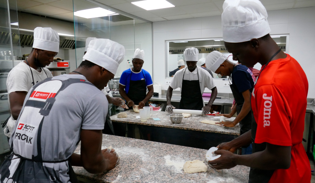 Taller de panadería impulsado por la asociación Pueblos Unidos