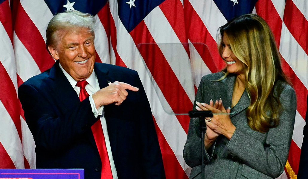 Trump y su mujer, Melania, celebran la victoria durante un acto en la noche electoral en Palm Beach (Florida)