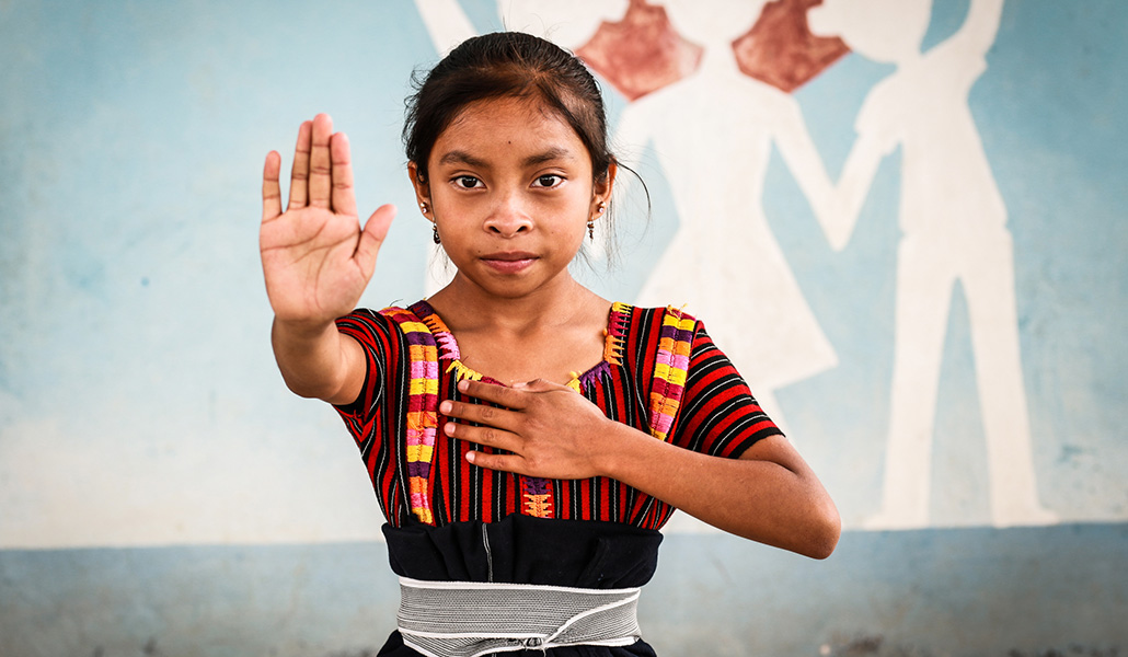 Una niña de Guatemala acompañada por la iniciativa La Luz de las Niñas