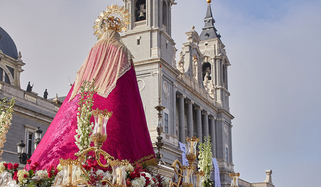 El trono de la Virgen de la Almudena a su paso por la plaza