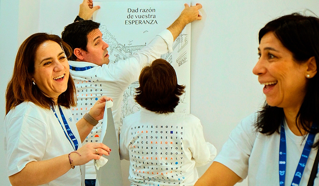 Voluntarios en los últimos preparativos del evento