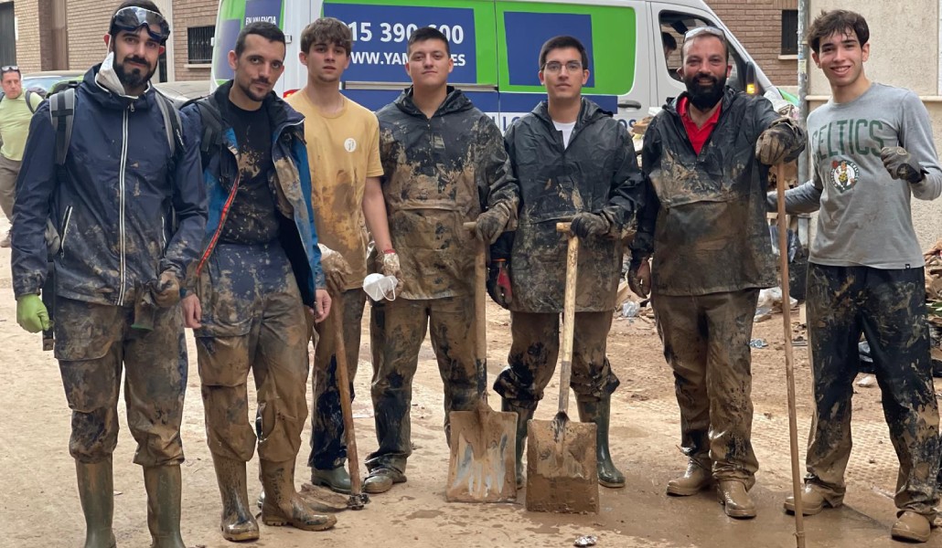 Luis Melchor, segundo por la derecha, con algunos jóvenes.