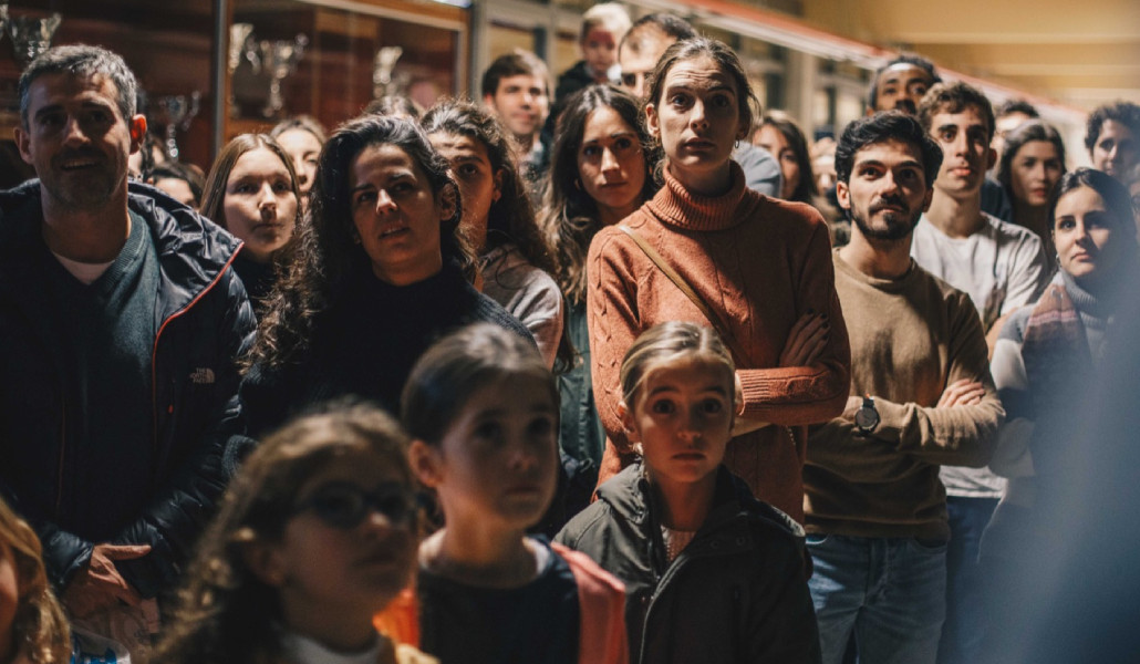 Voluntarios y niños esperando a repartir el material en una de las ediciones.