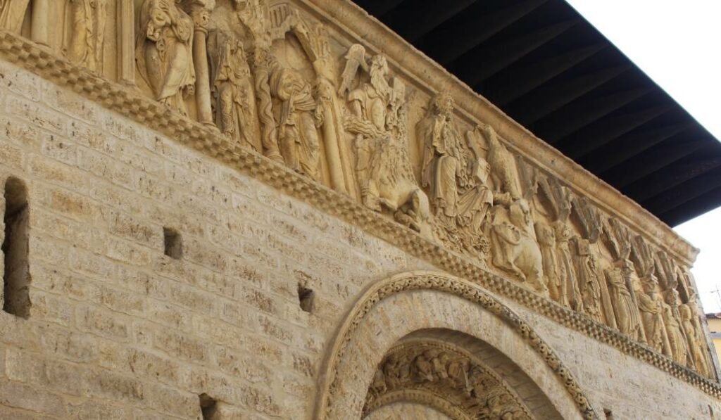 Friso de la fachada exterior del Museo-Iglesia de Santiago