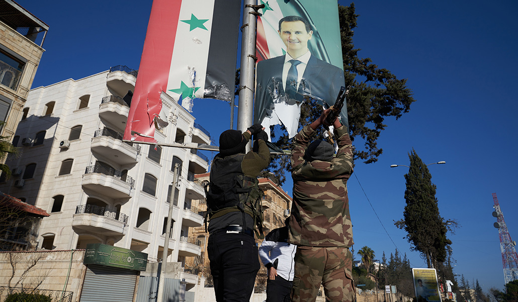 Los rebeldes vandalizan un retrato del presidente Bashar al Asad, el 30 de noviembre en las calles de Alepo