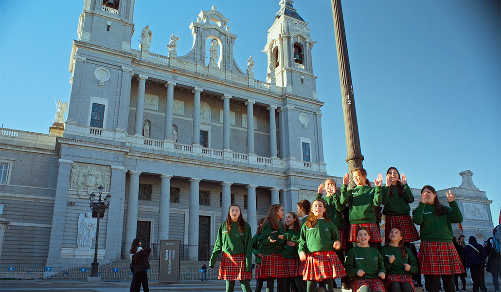 Alumnas de Fomento cantan ante la catedral de la Almudena.