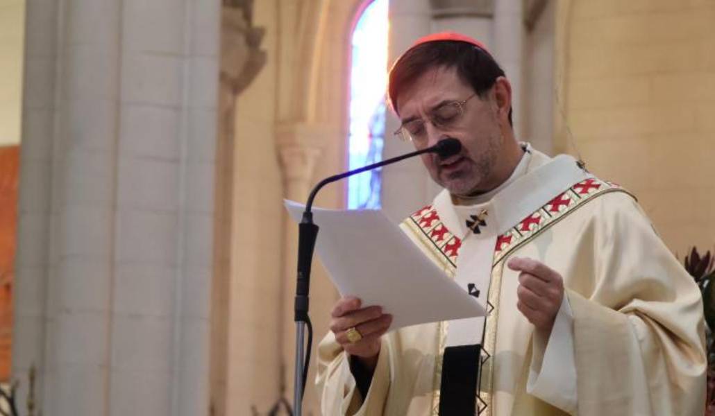 El cardenal José Cobo durante la homilía de este domingo en la catedral de la Almudena