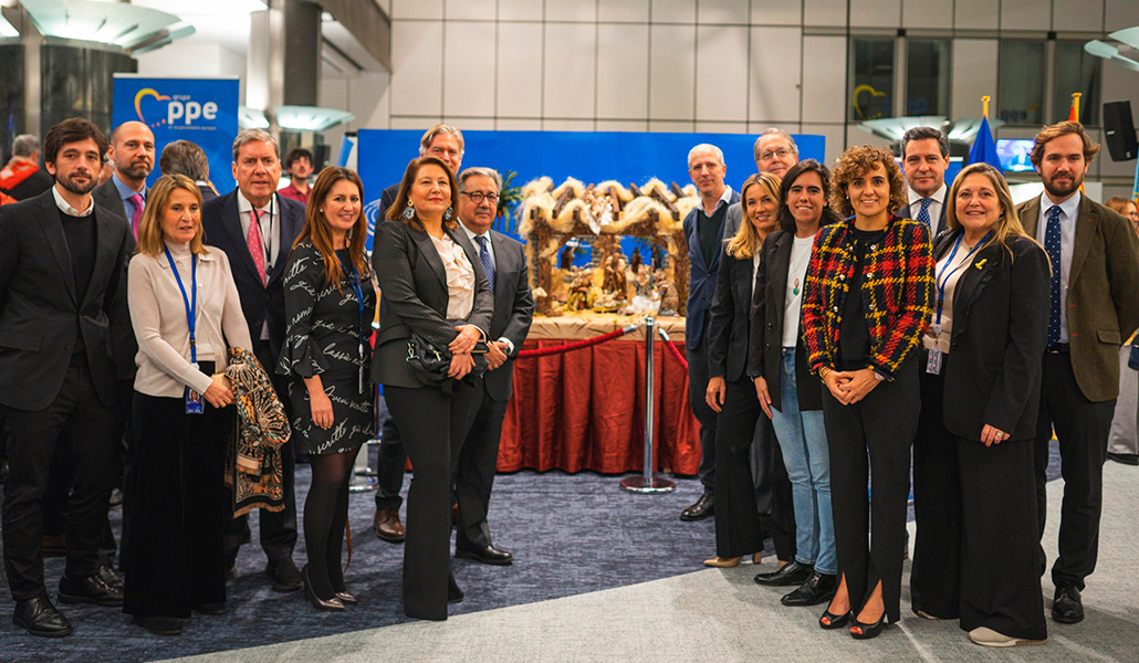 La delegación popular española durante la inauguración