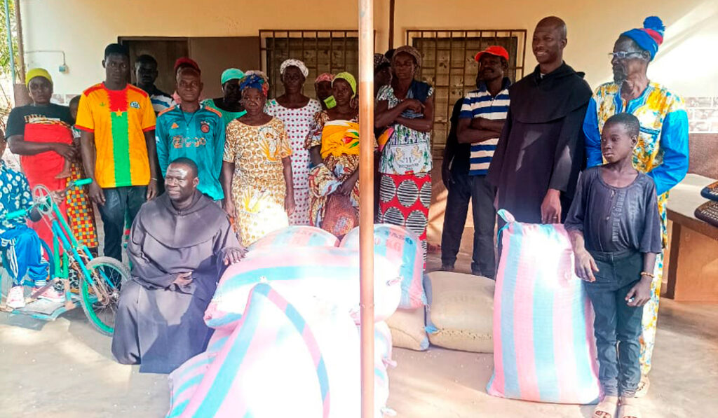 Traoré (de pie) con algunos desplazados atendidos por los carmelitas en Dedugú