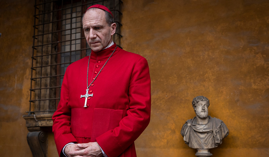 Ralph Fiennes interpreta al cardenal Thomas Lawrence, decano del colegio cardenalicio