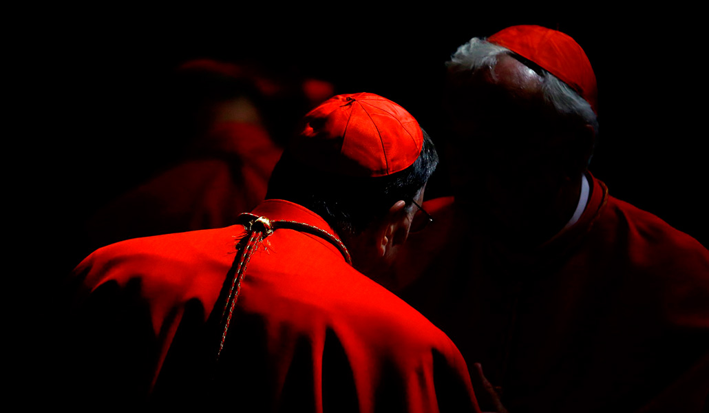 Dos cardenales en la sombra, antes del comienzo del Consistorio, en la basílica de San Pedro del Vaticano