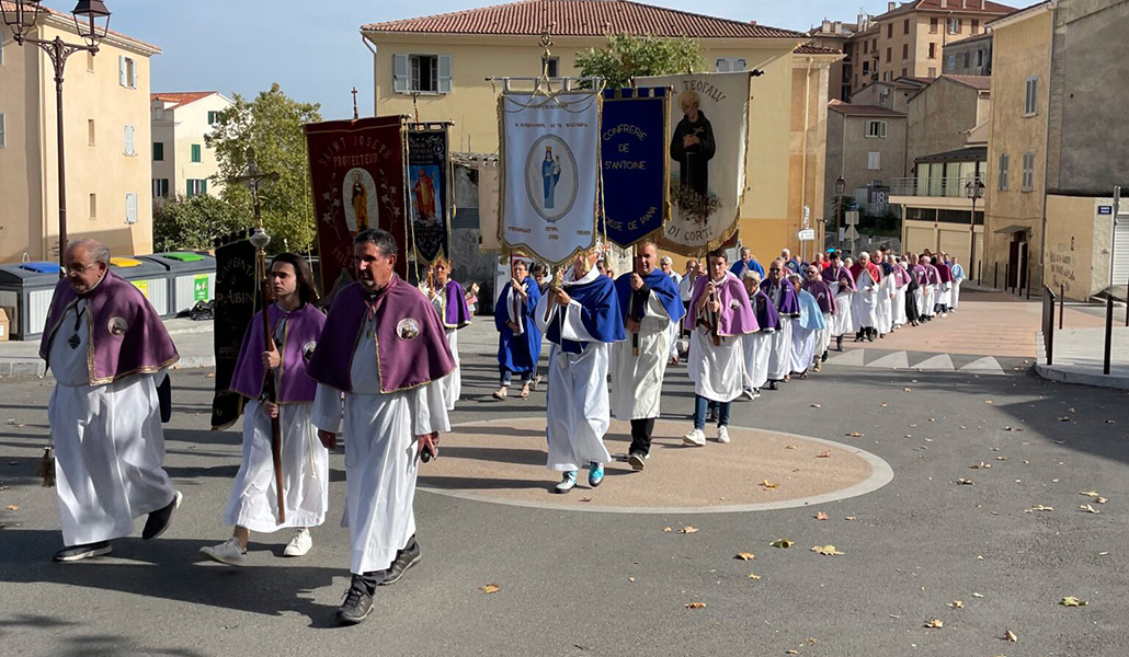 Procesión encabezada por la Cofradía de San Antonio Abad de Piana, una de las 3.000 de la isla