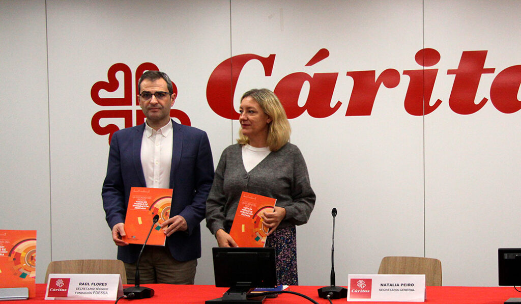 Flores y Peiro durante la presentación del informe