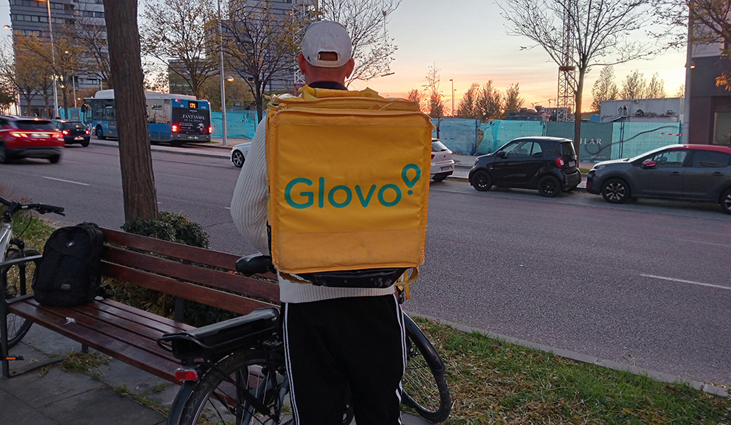 Luis, repartidor de Glovo, posa para 'Alfa y Omega' en un descanso