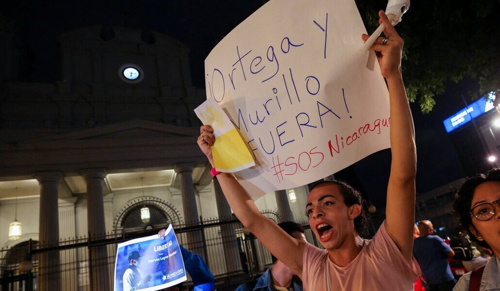 Protesta en Costa Rica por la persecución contra Rolando Álvarez, expulsado de Nicaragua en enero de 2024.