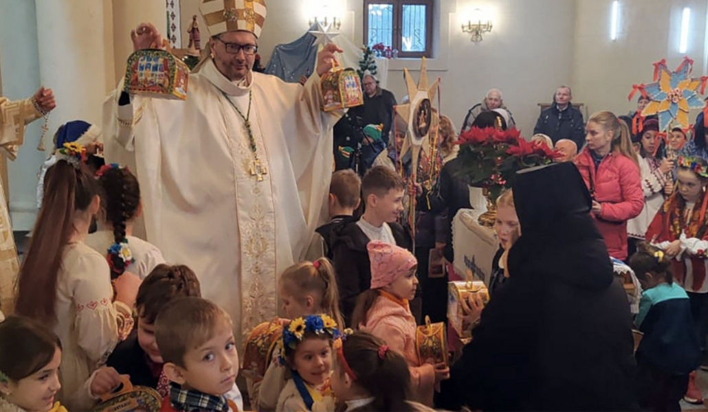 El nuncio con los niños en el día de Navidad. Foto cedida por Visvaldas Kulbokas.