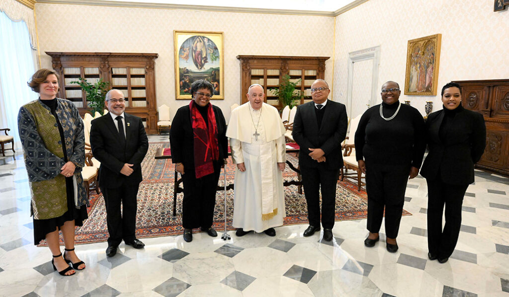 Con el Papa y la primera ministra de Barbados (a su izquierda) el 14 de noviembre