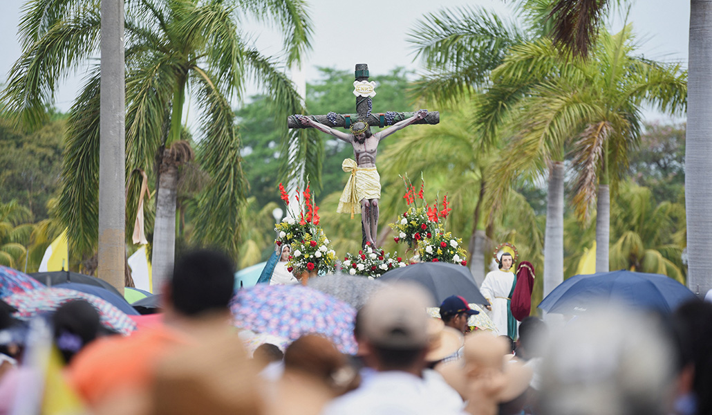 Nicaragüenses alzan un crucifijo durante la procesión del Viernes Santo en los patios de la Catedral Metropolitana, en Managua, el pasado 29 de marzo 2024