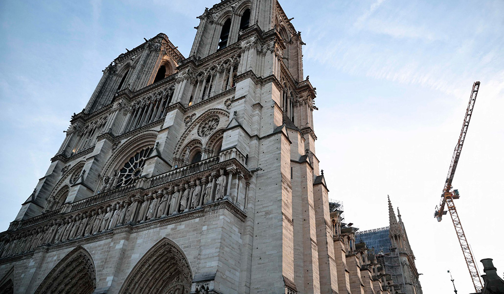 La célebre fachada de la catedral parisina una vez concluida su restauración