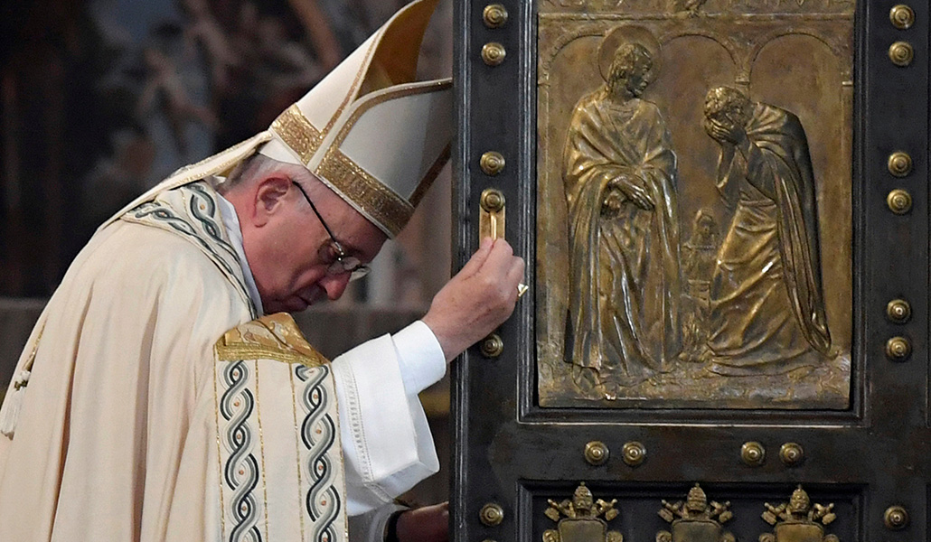 El Papa Francisco cierra la Puerta Santa de la basílica de San Pedro para marcar el cierre del Año jubilar de la Misericordia en el Vaticano el 20 de noviembre