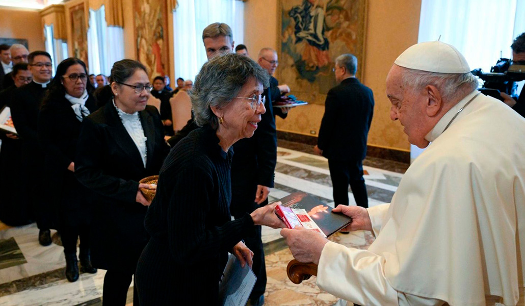 El Papa, junto a los representantes de la comunidad filipina en España este lunes