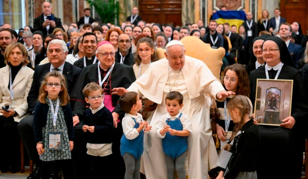 El Papa bendiciendo a unos niños tras la audiencia