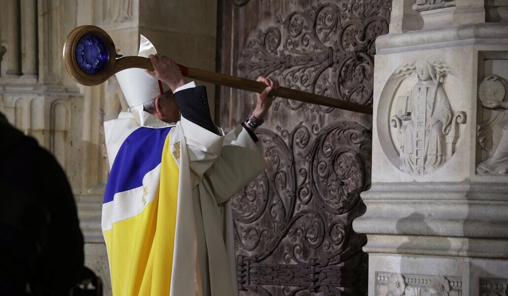 Momento en que el arzobispo golpea las puertas de la catedral para pedirles que se abran.