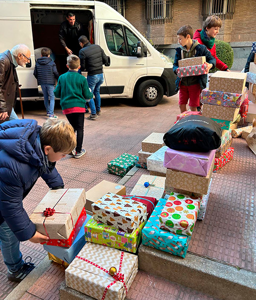 Los niños meten sus regalos en la furgoneta con destino a la prisión