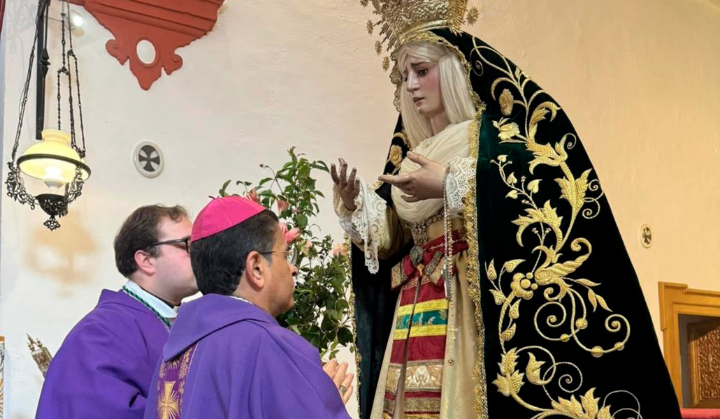 Rolando Álvarez ofrece su cruz pectoral a la Virgen de los Dolores