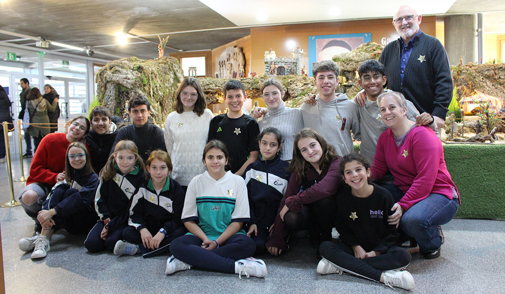 Alumnos del Colegio Sagrada Familia frente al belén de su centro antes de celebrar la jornada Sembradores de Estrellas