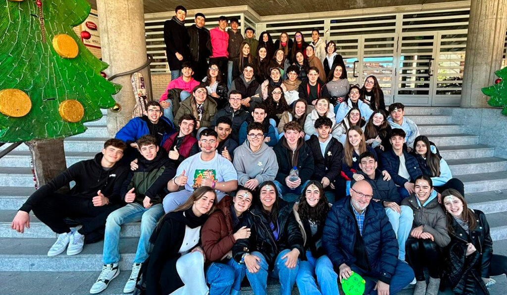 Los estudiantes a la puerta del centro