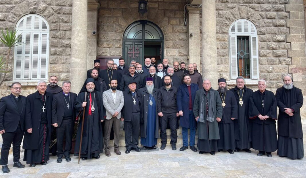 Pie: foto de la reunión de este lunes en Alepo entre líderes de comunidades cristianas y grupos islamistas