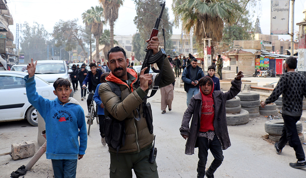 Un combatiente de las Fuerzas Democráticas Sirias (SDF) celebra con los residentes después de que las SDF tomaran el control de la ciudad de al-Hasakah, al noreste de Siria, el 08 de diciembre de 2024