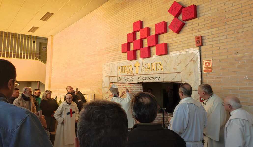 El cardenal rompe la puerta santa de papel de Soto del Real. Foto: Archimadrid.