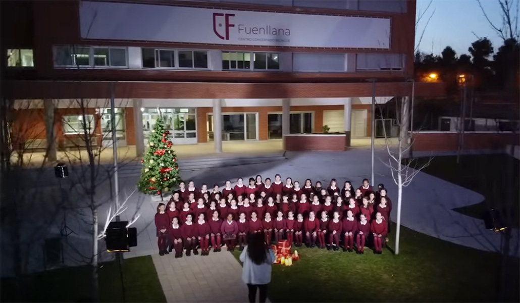 Las alumnas del colegio cantando su villancico