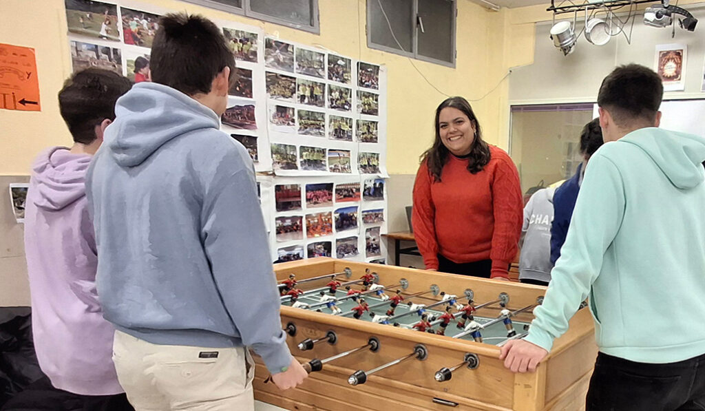 Paula Villán juega al futbolín con los chicos a los que atiende en el centro juvenil