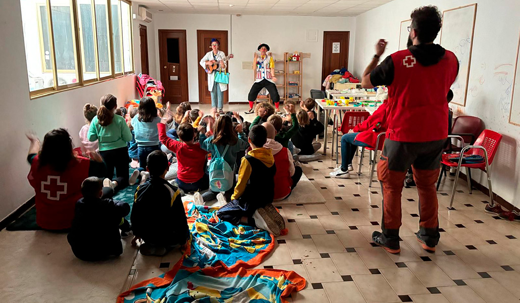 Voluntarios de Cruz Roja atienden a niños durante la DANA de Valencia