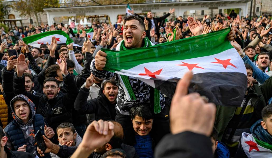 Residentes sirios en Turquía celebran el fin del régimen de Assad en Siria en las calles