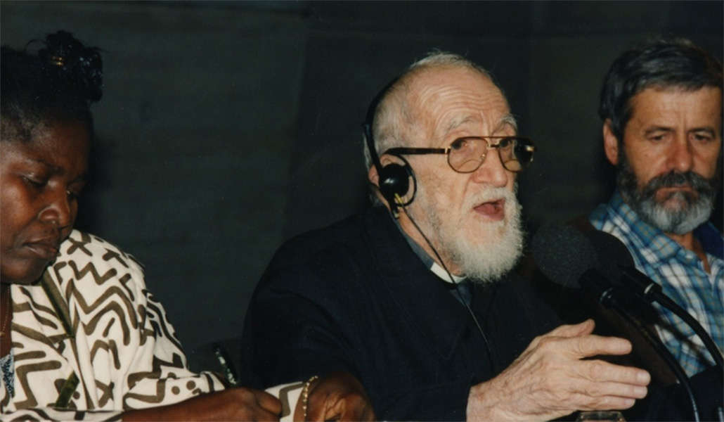 El Abbé Pierre durante una conferencia en 1996