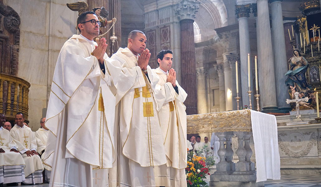 En el centro, el pasado 19 de octubre, durante su ordenación sacerdotal en la catedral de Cádiz