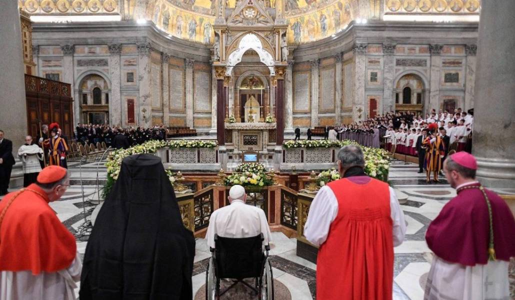 Celebración de las segundas vísperas en la festividad de la conversión del apóstol san Pablo en la basílica de San Pablo Extramuros