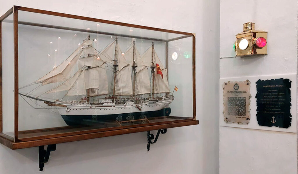 La maqueta del Juan Sebastián Elcano y el farol que la alumbra