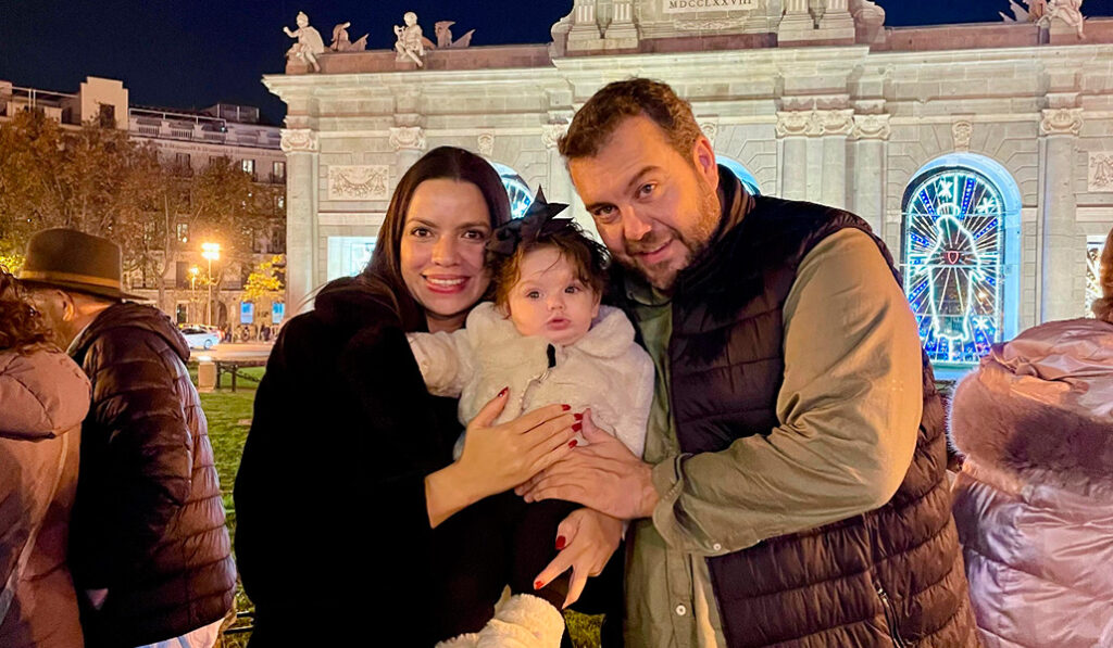 La familia delante de la Puerta de Alcalá