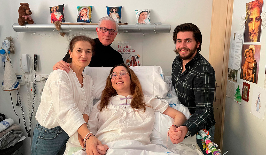 Belén con Emilio y sus padres en su cama del Hospital Ramón y Cajal