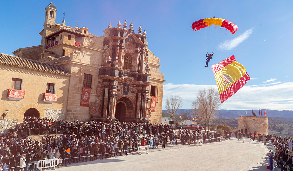 Un paracaidista toma tierra durante la apertura del Año Jubilar de Caravaca de la Cruz