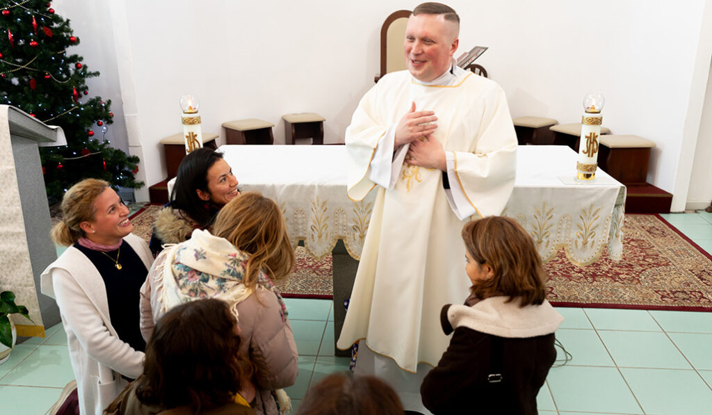 Bendición y saludo a los feligreses tras la ordenación